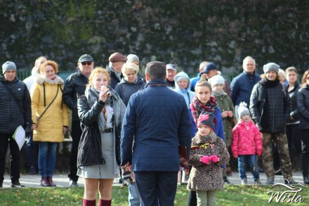 Burmistrz Tomasz Bujok odbiera meldunek od drużynowej gromady zuchowej "Przyjaciele Wombata"